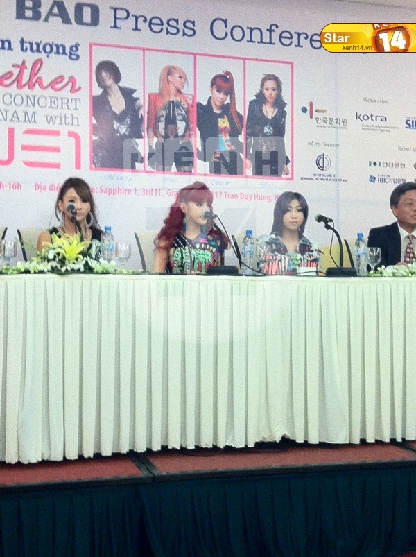 [Photo] Conférence de presse des 2NE1 au Vietnam  033111119starnehb7