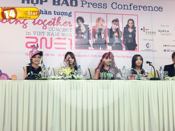 [Photo] Conférence de presse des 2NE1 au Vietnam  111119starnehb8