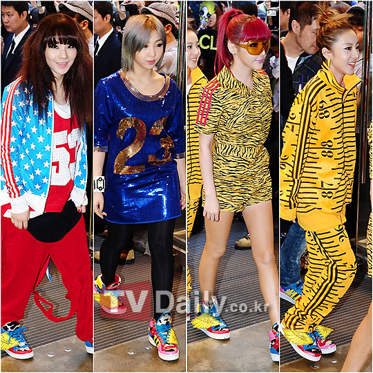 2NE1 au lancement des chaussures JS Collage Wings x 2NE1 à Myeongdong 1320114882_223641