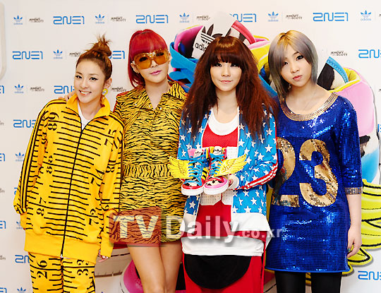 2NE1 au lancement des chaussures JS Collage Wings x 2NE1 à Myeongdong 1320115245_223647