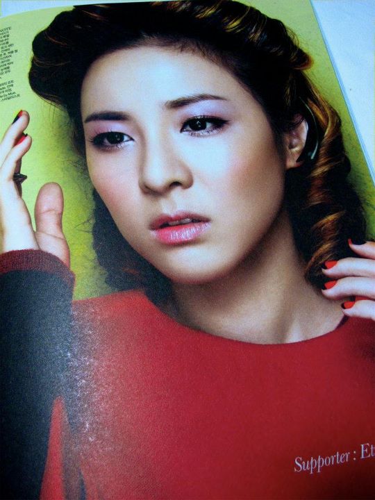 [Scans] 2NE1 in ELLE Korea Magazine (DEC 2011) 134