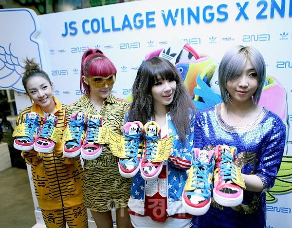 2NE1 au lancement des chaussures JS Collage Wings x 2NE1 à Myeongdong 20111101000138_0