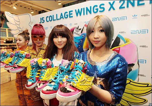 2NE1 au lancement des chaussures JS Collage Wings x 2NE1 à Myeongdong 2011110111571501156_1
