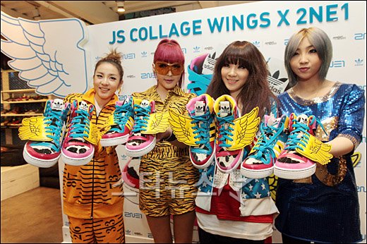 2NE1 au lancement des chaussures JS Collage Wings x 2NE1 à Myeongdong 2011110112011459610_1