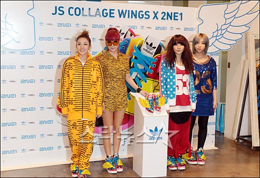 2NE1 au lancement des chaussures JS Collage Wings x 2NE1 à Myeongdong 2011110112054996947_1