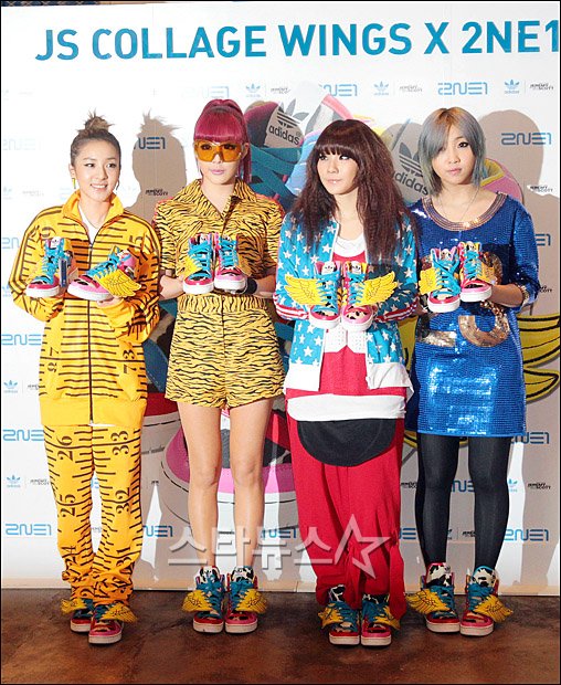 2NE1 au lancement des chaussures JS Collage Wings x 2NE1 à Myeongdong 2011110112082424283_1