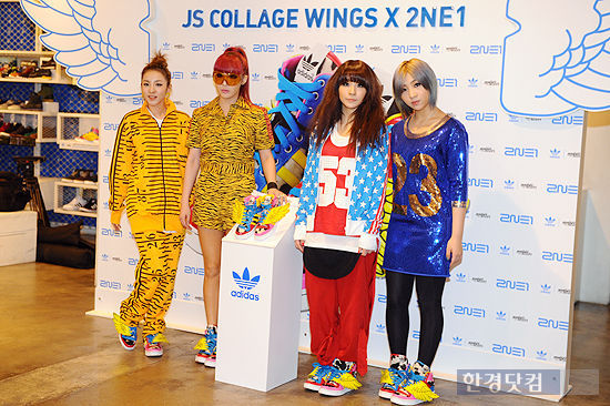 2NE1 au lancement des chaussures JS Collage Wings x 2NE1 à Myeongdong 2011110183117_2011110184001