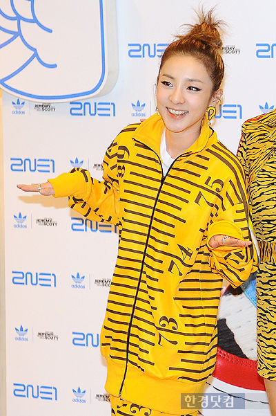 2NE1 au lancement des chaussures JS Collage Wings x 2NE1 à Myeongdong 2011110183317_2011110184081