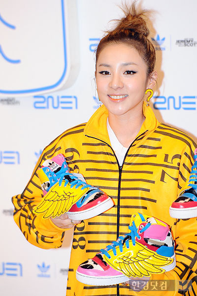 2NE1 au lancement des chaussures JS Collage Wings x 2NE1 à Myeongdong 2011110183777_2011110184221