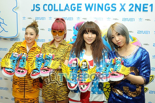 2NE1 au lancement des chaussures JS Collage Wings x 2NE1 à Myeongdong 20111101_1320114779_46887600_1