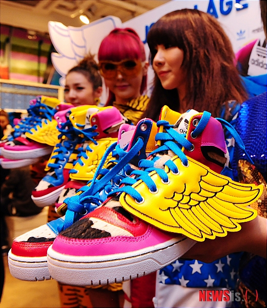 2NE1 au lancement des chaussures JS Collage Wings x 2NE1 à Myeongdong Nisi20111101_0005393214_web