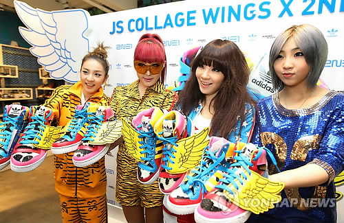 2NE1 au lancement des chaussures JS Collage Wings x 2NE1 à Myeongdong Pyh2011110103450001300_p2