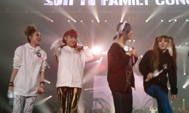 [Fanpics] 2NE1 au concert YG Family (1er jour)  N2xyh