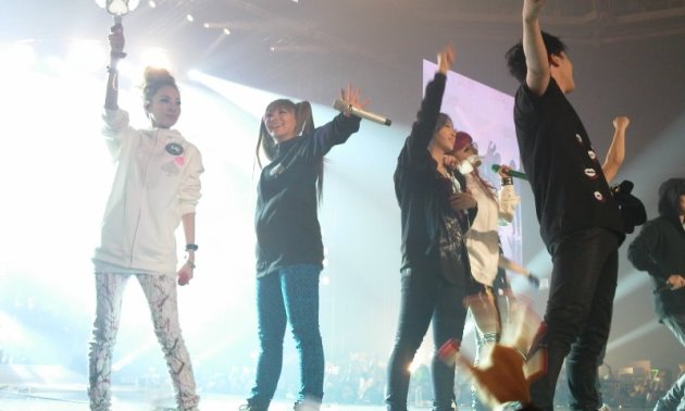 [Fanpics] 2NE1 au concert YG Family (1er jour)  Sdkqf