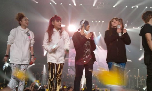 [Fanpics] 2NE1 au concert YG Family (1er jour)  Xdfk
